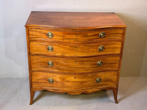 A GEORGIAN SERPENTINE CHEST OF DRAWERS IN MAHOGANY - ADDITIONAL PHOTO 8