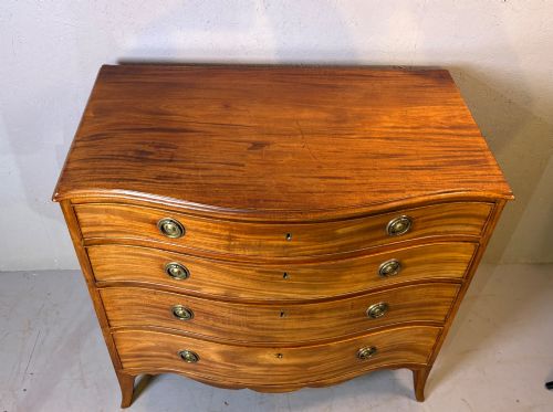 A GEORGIAN SERPENTINE CHEST OF DRAWERS IN MAHOGANY - ADDITIONAL PHOTO 10