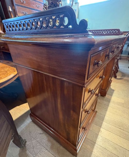 STUNNING QUALITY PEDESTAL DESK IN MAHOGANYPOSSIBLY GILLOWS - ADDITIONAL PHOTO 3