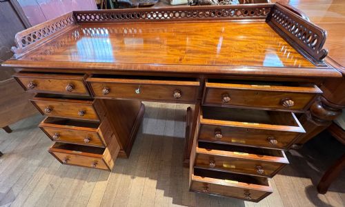 STUNNING QUALITY PEDESTAL DESK IN MAHOGANYPOSSIBLY GILLOWS - ADDITIONAL PHOTO 4