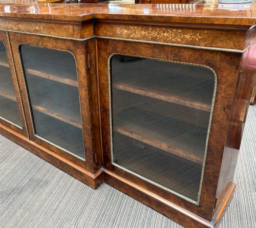 A VICTORIAN BURR WALNUT AND MARQUETRY INLAID LOW LONG BOOKCASE - ADDITIONAL PHOTO 3