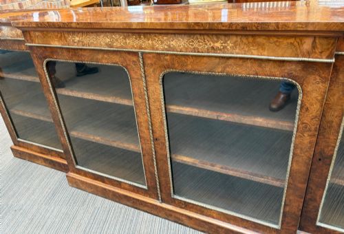 A VICTORIAN BURR WALNUT AND MARQUETRY INLAID LOW LONG BOOKCASE - ADDITIONAL PHOTO 9