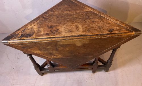 A RARE 17TH CENTURY CREDENCE TABLE IN OAK - ADDITIONAL PHOTO 1
