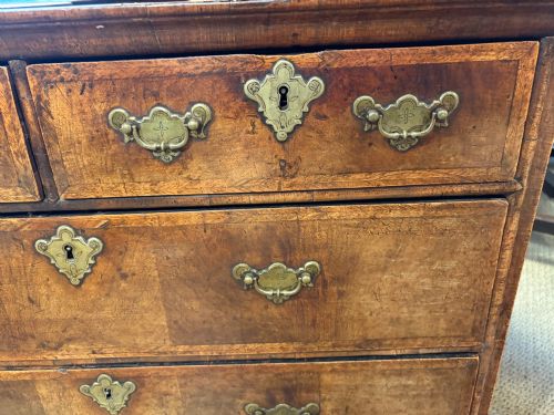 A GOOD EARLY 18TH CENTURY WALNUT CHEST OF DRAWERS C 1710 - ADDITIONAL PHOTO 1