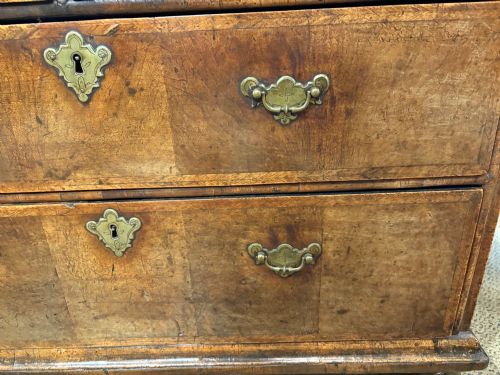 A GOOD EARLY 18TH CENTURY WALNUT CHEST OF DRAWERS C 1710 - ADDITIONAL PHOTO 2