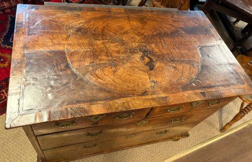 A GOOD EARLY 18TH CENTURY WALNUT CHEST OF DRAWERS C 1710 - ADDITIONAL PHOTO 5