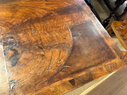 A GOOD EARLY 18TH CENTURY WALNUT CHEST OF DRAWERS C 1710 - ADDITIONAL PHOTO 10