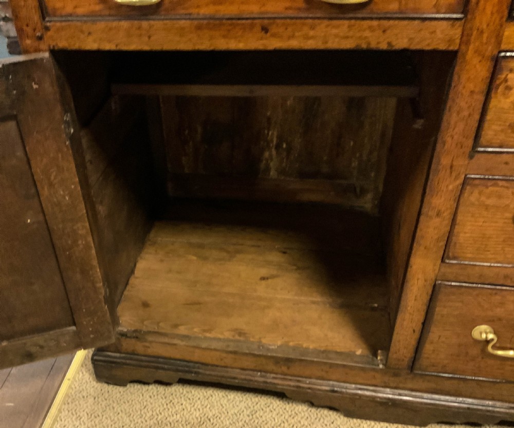 Very good 18th century Oak Dresser View V