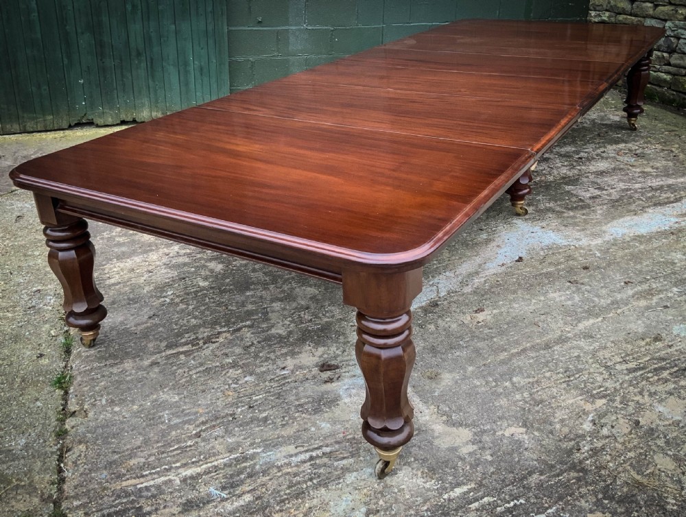 A superb Large Victorian Extending Dining Table in Mahogany to seat 14/16