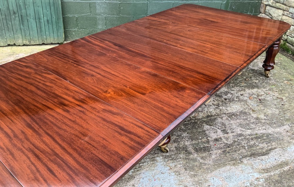 A superb Large Victorian Extending Dining Table in Mahogany to seat 14/16 View II