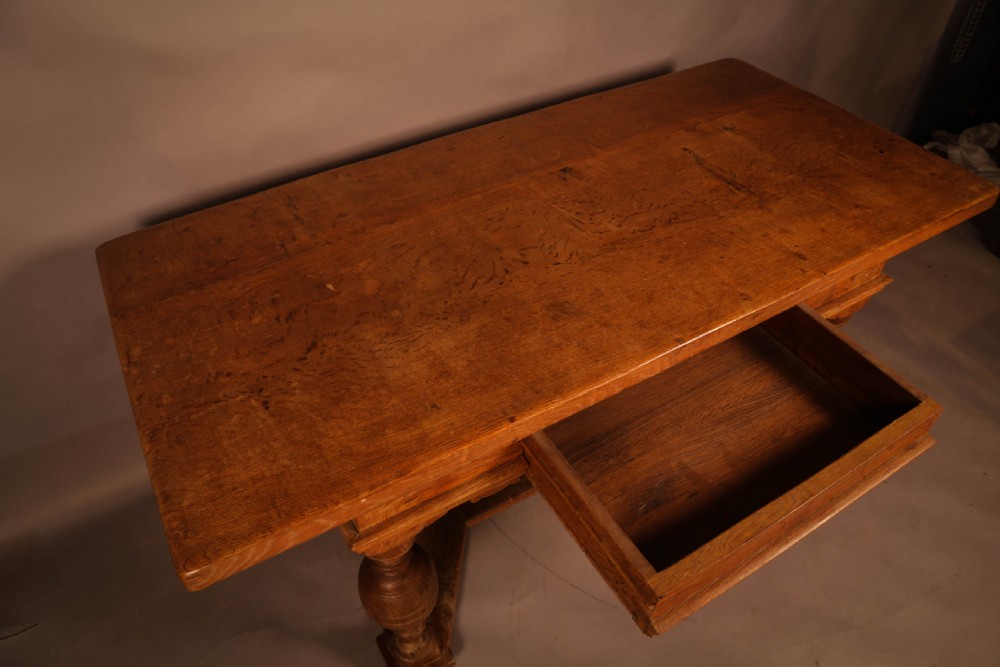 A Dutch Dining Table in Oak View X