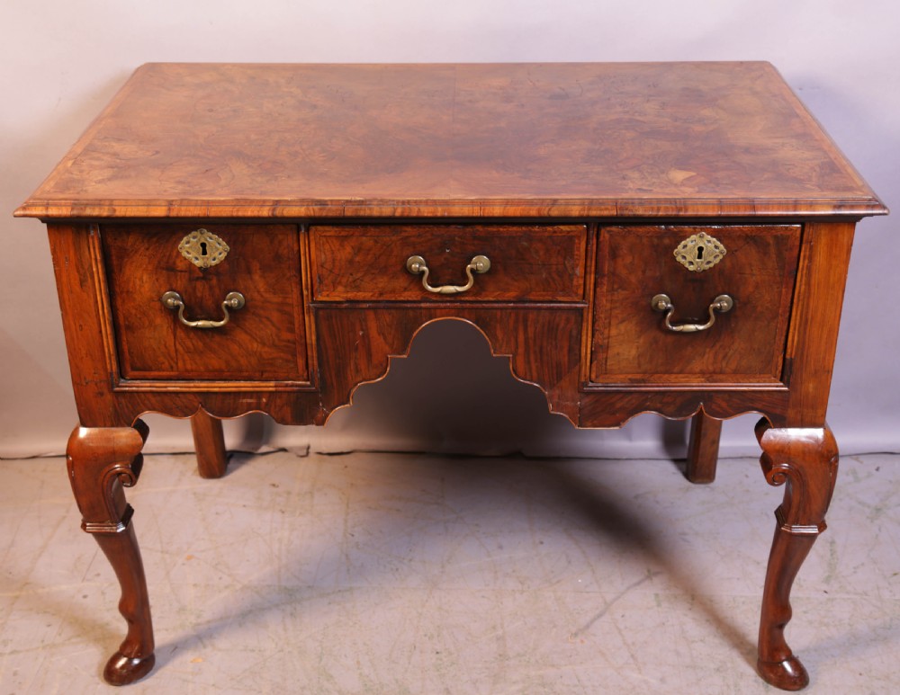 A Super 18th century kneehole Desk English Walnut