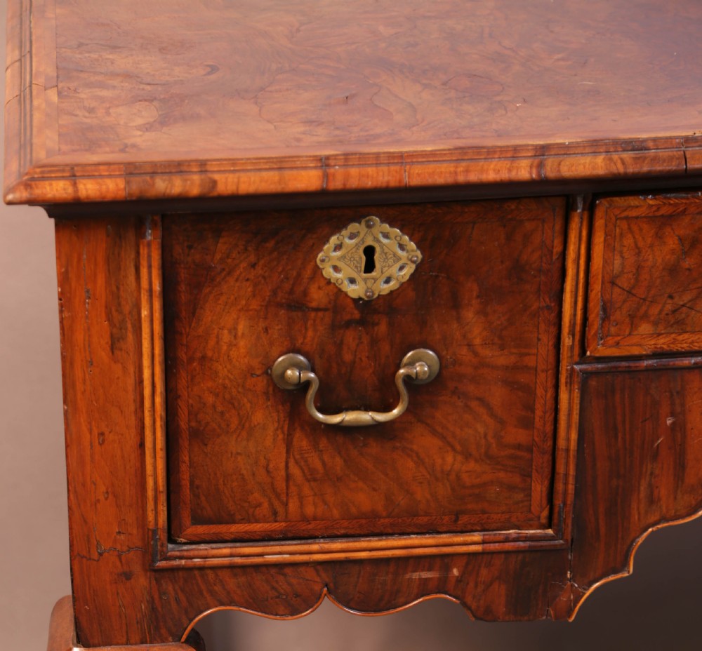 A Super 18th century kneehole Desk English Walnut View IV