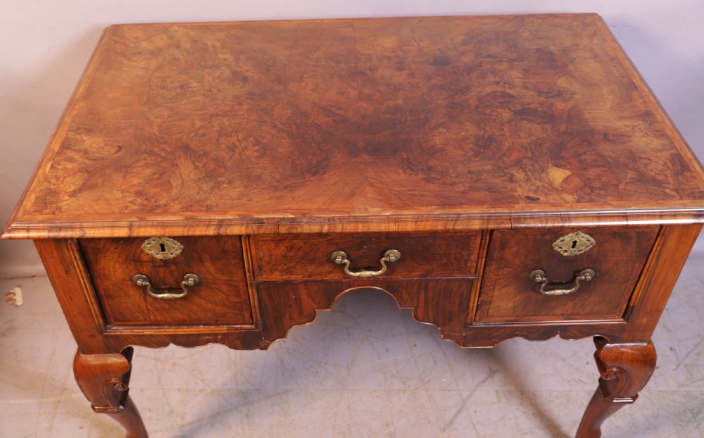 A Super 18th century kneehole Desk English Walnut View V