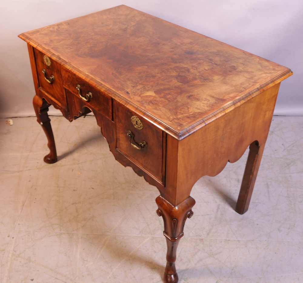 A Super 18th century kneehole Desk English Walnut View VII