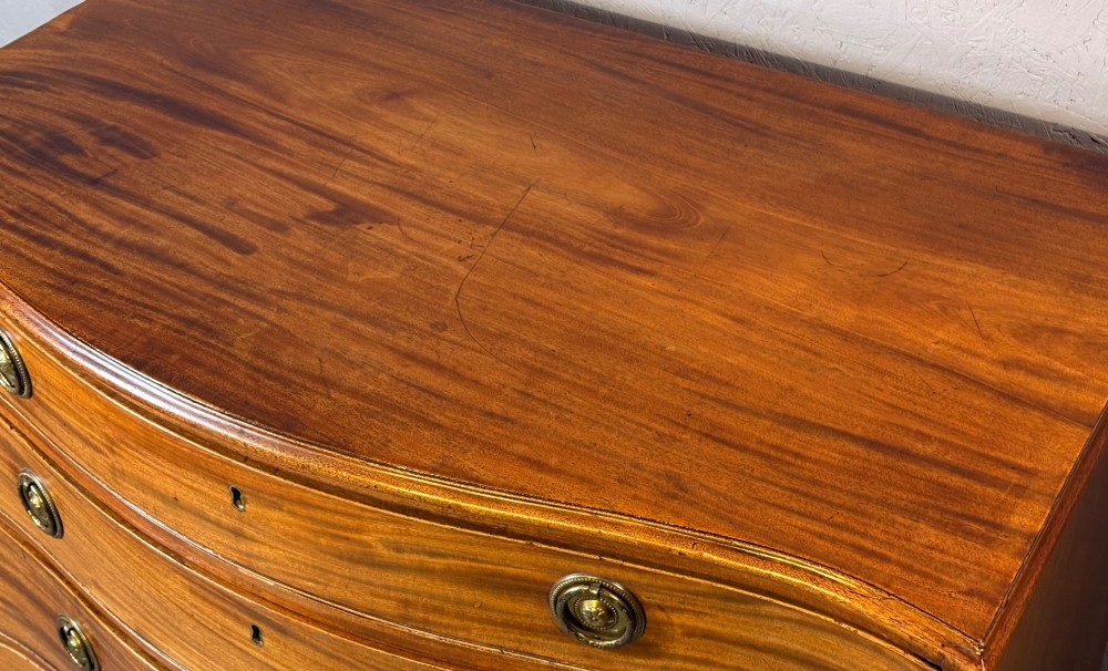 A Georgian serpentine chest of drawers in mahogany View IV