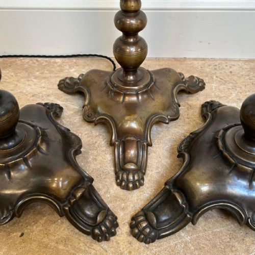 A SET OF 3 PATINATED BRASS FLOOR LAMPS - ADDITIONAL PHOTO 1