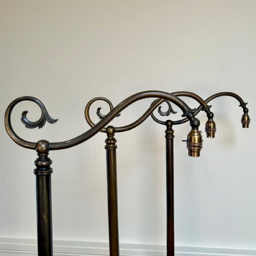 A SET OF 3 PATINATED BRASS FLOOR LAMPS - ADDITIONAL PHOTO 4
