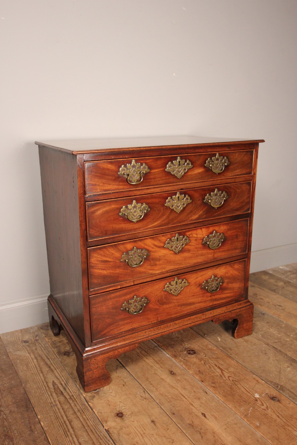 Superb Small 18th Century Mahogany Chest of Drawers View VII
