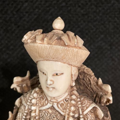A FINELY CARVED PAIR OF CHINESE ANCESTRAL FIGURES C1900 - ADDITIONAL PHOTO 8