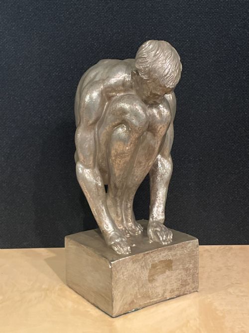 AN ART DECO SILVERED FIGURE OF A CROUCHING MALE NUDE - ADDITIONAL PHOTO 3