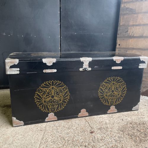 rare japanese lacquer trunk nagamochi - CATEGORY: ANTIQUE CHESTS - DATED 19TH CENTURY