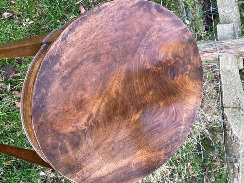 A LATE GEORGE III FLAME MAHOGANY OVAL OCCASIONAL TABLE - ADDITIONAL PHOTO 4