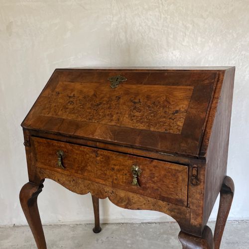 PRETTY QUEEN ANNE REVIVAL BURR ELM WALNUT WRITING DESK C 1920 - ADDITIONAL PHOTO 2