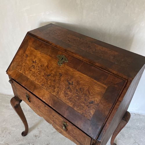 PRETTY QUEEN ANNE REVIVAL BURR ELM WALNUT WRITING DESK C 1920 - ADDITIONAL PHOTO 3