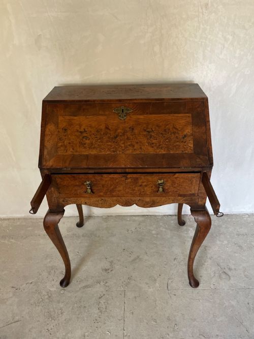 PRETTY QUEEN ANNE REVIVAL BURR ELM WALNUT WRITING DESK C 1920 - ADDITIONAL PHOTO 4