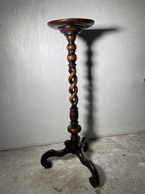 17th style oak candle stand - CATEGORY: ANTIQUE MISCELLANEOUS - DATED 1900