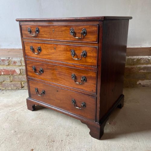 a fine george iii mahogany chest of small proportions - CATEGORY: ANTIQUE CHEST OF DRAWERS - DATED 18TH CENTURY