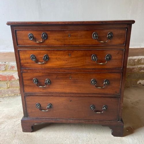 A FINE GEORGE III MAHOGANY CHEST OF SMALL PROPORTIONS - ADDITIONAL PHOTO 1