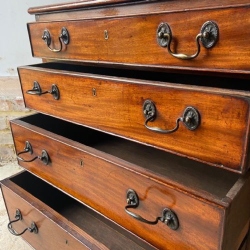 A FINE GEORGE III MAHOGANY CHEST OF SMALL PROPORTIONS - ADDITIONAL PHOTO 2