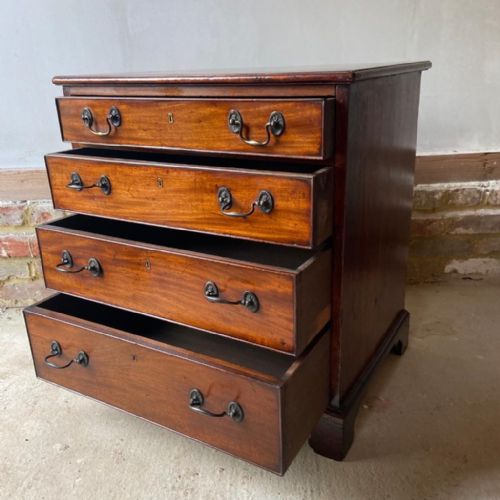 A FINE GEORGE III MAHOGANY CHEST OF SMALL PROPORTIONS - ADDITIONAL PHOTO 3