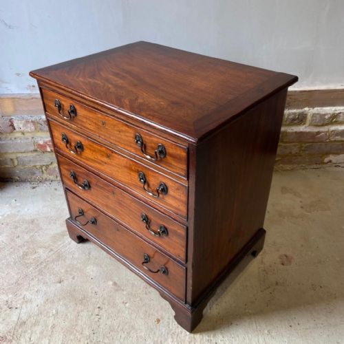 A FINE GEORGE III MAHOGANY CHEST OF SMALL PROPORTIONS - ADDITIONAL PHOTO 5