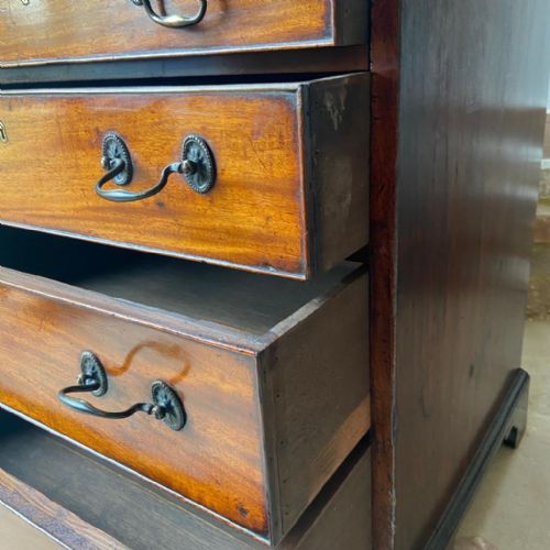 A FINE GEORGE III MAHOGANY CHEST OF SMALL PROPORTIONS - ADDITIONAL PHOTO 6