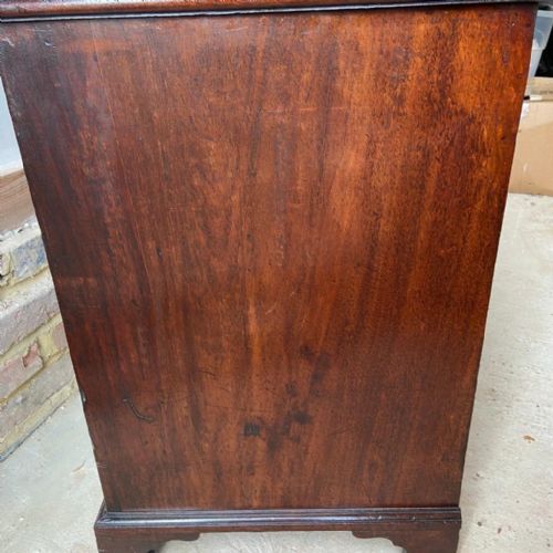 A FINE GEORGE III MAHOGANY CHEST OF SMALL PROPORTIONS - ADDITIONAL PHOTO 7