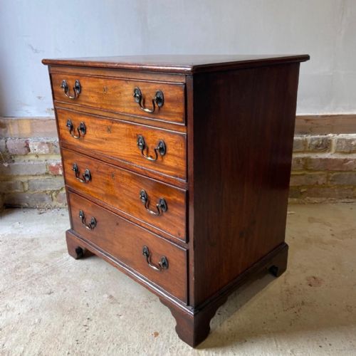 A FINE GEORGE III MAHOGANY CHEST OF SMALL PROPORTIONS - ADDITIONAL PHOTO 8