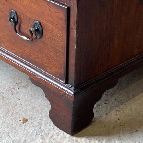 A FINE GEORGE III MAHOGANY CHEST OF SMALL PROPORTIONS - ADDITIONAL PHOTO 9