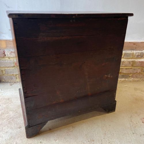 A FINE GEORGE III MAHOGANY CHEST OF SMALL PROPORTIONS - ADDITIONAL PHOTO 10