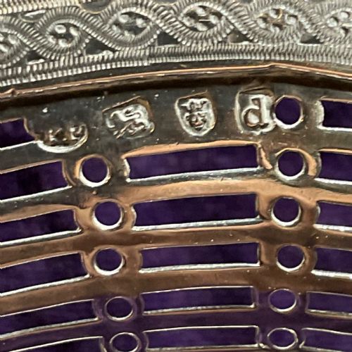SUPERB GEORGE III PIERCED SILVER BASKET BY PHILIP FREEMAN LONDON 1779 - ADDITIONAL PHOTO 3