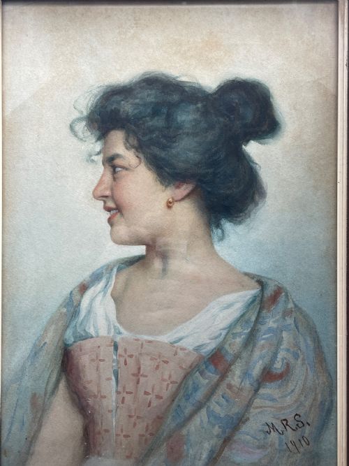 ITALIAN PORTRAIT OF YOUNG WOMAN WATERCOLOUR ON PAPER SIGNED MRS 1910 - ADDITIONAL PHOTO 2