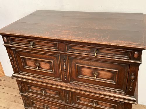 A LATE 17TH CENTRURY OAK CHEST DATING FROM THE CHARLES II PERIOD - ADDITIONAL PHOTO 6