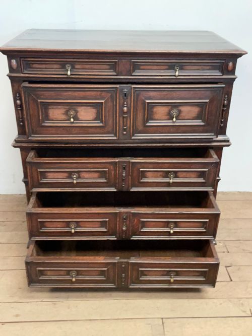 A LATE 17TH CENTRURY OAK CHEST DATING FROM THE CHARLES II PERIOD - ADDITIONAL PHOTO 1
