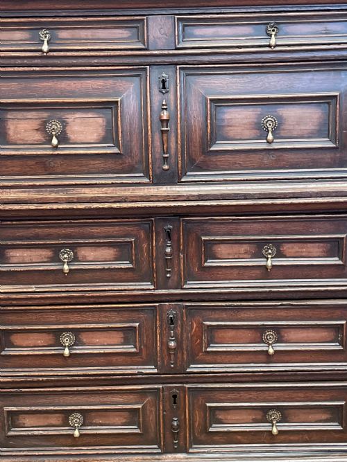 A LATE 17TH CENTRURY OAK CHEST DATING FROM THE CHARLES II PERIOD - ADDITIONAL PHOTO 5