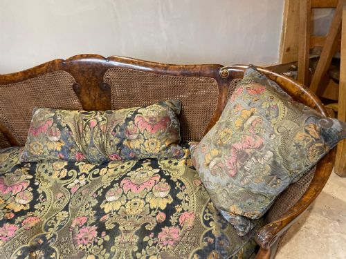 A SUPERB 1920S BURR WALNUT BERGERE SOFA - ADDITIONAL PHOTO 11