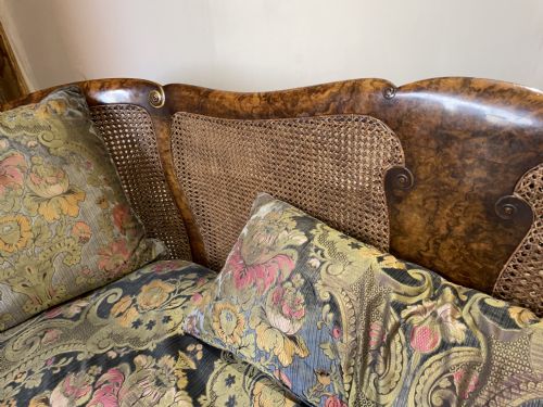 A SUPERB 1920S BURR WALNUT BERGERE SOFA - ADDITIONAL PHOTO 10