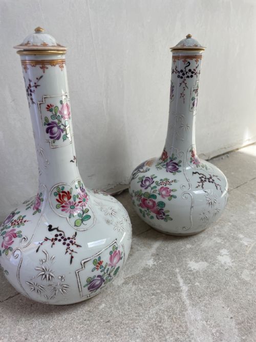 A PAIR OF SAMSON OF PARIS ARMORIAL BOTTLE VASES IN FAMILLE ROSE PALLETTE - ADDITIONAL PHOTO 3