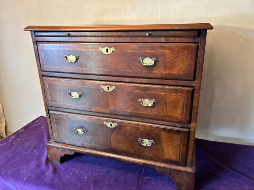 small 18thc walnut bachelors chest - CATEGORY: ANTIQUE CHEST OF DRAWERS - DATED 18TH CENTURY